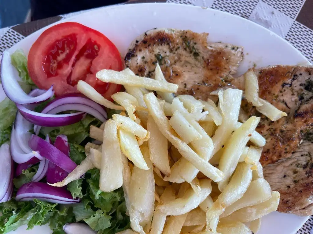 Fleischgericht mit Pommes und Salat bei Casa Pedro El Crusantero