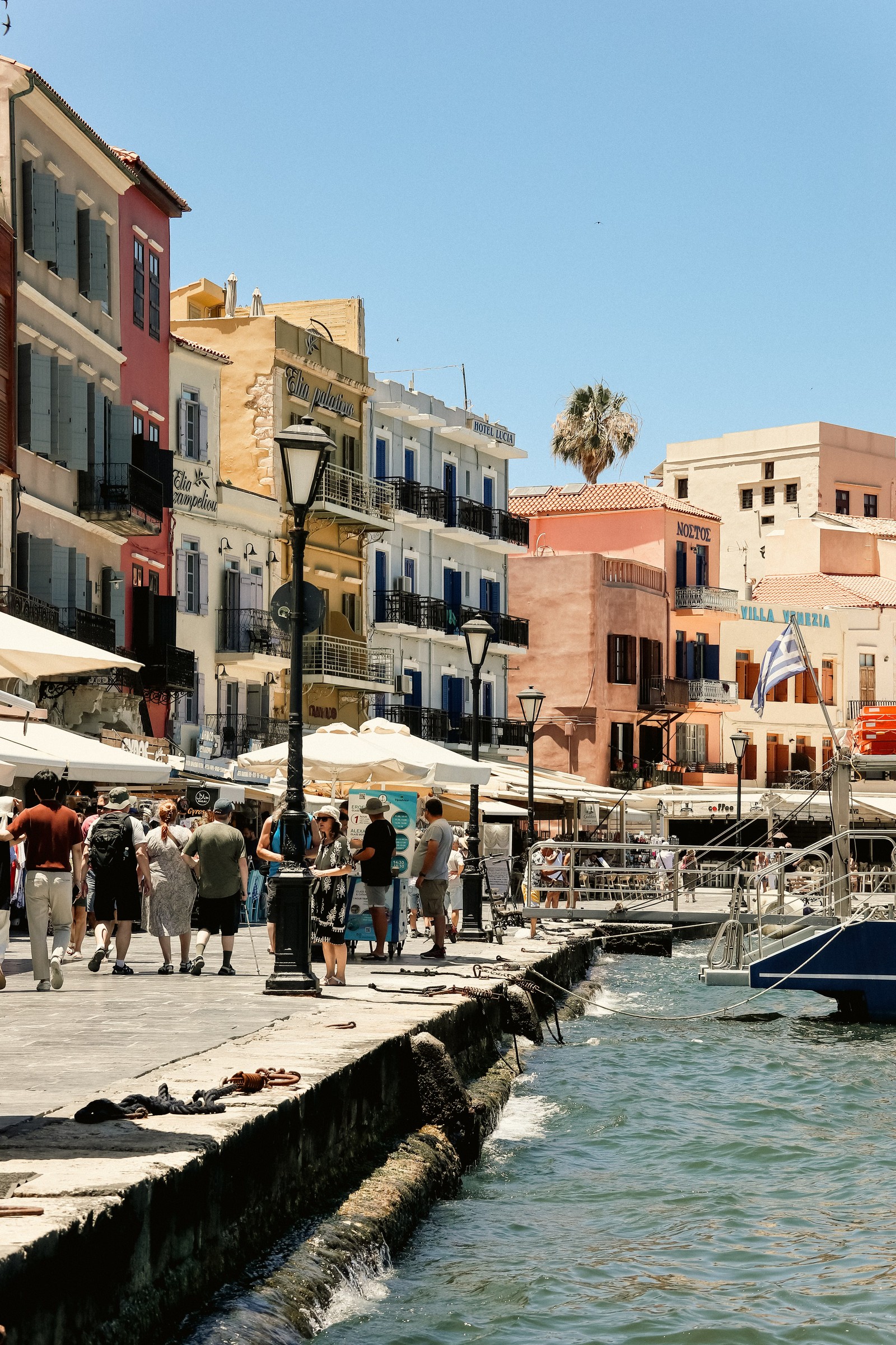 Häuser und Tavernen am Hafen von Chania – ein Ausflugsziel für Gäste einer Ferienwohnung auf Kreta
